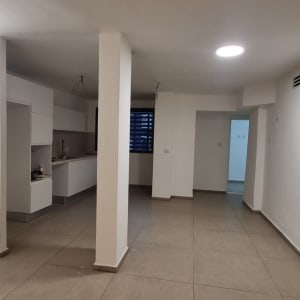 חדר ריק עם קירות לבנים ותאורה
