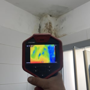 מכשיר תרמי מציג נזילה בקיר חדר אמבטיה