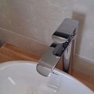 כיור וברז נקיים בחדר אמבטיה