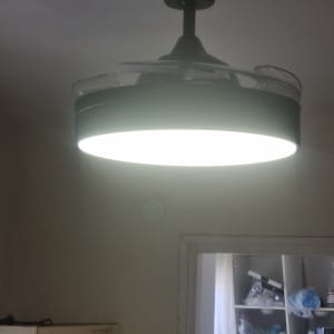 מנורה עגולה תלויה מהתקרה עם אור חזק