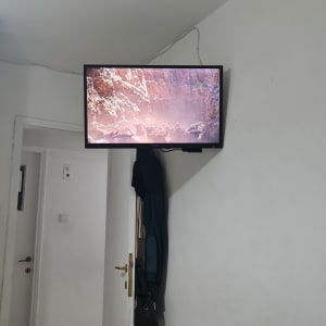 טלוויזיה תלויה על הקיר עם כבלים חשופים