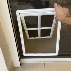 יד מחזיקה מסגרת אלומיניום עם רשת חלון