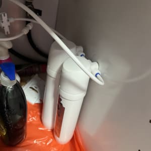 מסנני מים מתחת לכיור עם צינורות חיבור