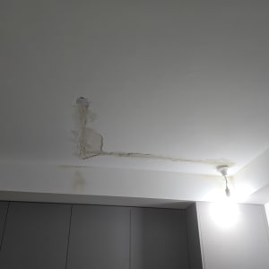 תקרה עם חור ותאורה חשמלית תלויה