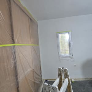 סולם וחיפוי פלסטיק לקראת צביעה בחדר