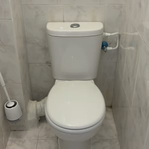 אסלה בחדר אמבטיה עם חיפוי קרמיקה