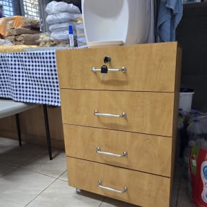 ארון עץ עם ידיות מתכת ומתקן מים עליון