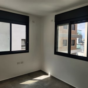 שני חלונות אלומיניום עם מסגרות שחורות