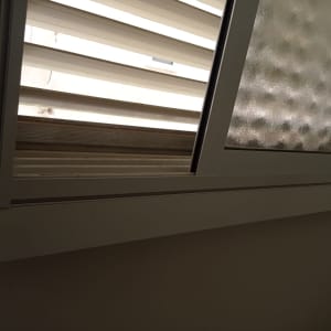 מסגרת אלומיניום עם תריסים וחלון זכוכית