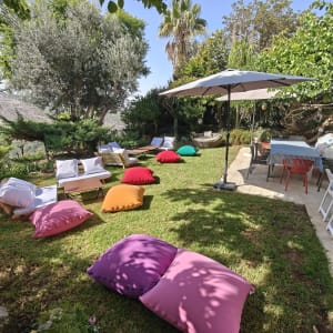 עיצוב פינות ישיבה, פופים ושמשיות הצללה באירוע חוץ בגינה