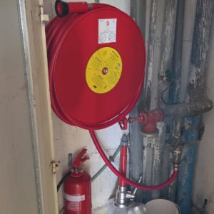 גלגלון כיבוי אש ומטף בחדר תחזוקה