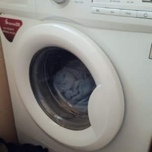 מכונת כביסה עם בגדים בפנים