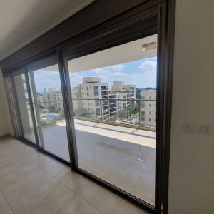 מרפסת עם רצפה נקייה ודלתות זכוכית