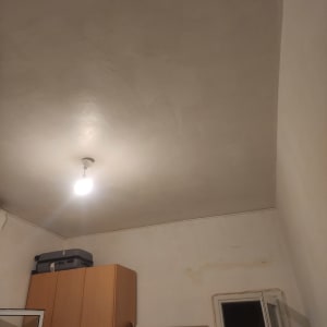 תקרה עם סדקים קלים ותאורה מרכזית