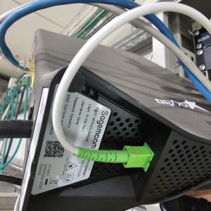 נתב עם כבלים מחוברים, כולל כבל ירוק