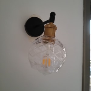 מנורת קיר עם נורת לד מעוצבת