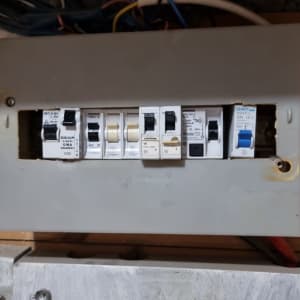 לוח חשמל עם מפסקים וחוטי חשמל צבעוניים