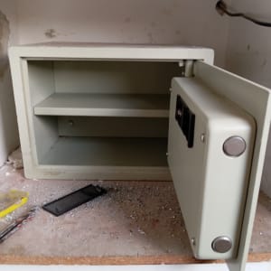 כספת פתוחה עם שבבי מתכת וכלי עבודה