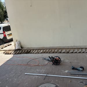 כלי עבודה וחומרים ליד קיר חיצוני