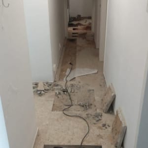 מסדרון עם רצפה פתוחה וכלי עבודה חשמלי