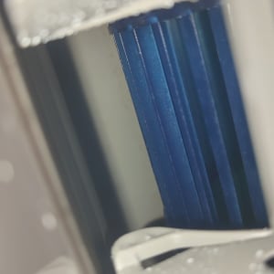 תמונה של חלק פנימי של מזגן עם טיפות מים