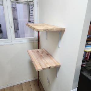 מדפים מעץ מותקנים על קיר במטבח קטן