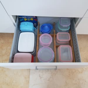 מגירת אחסון עם קופסאות פלסטיק מסודרות