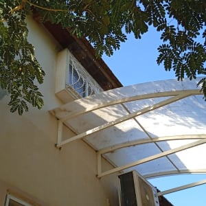 יחידת מיזוג אוויר עם רשת למניעת יונים