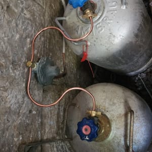 שני בלוני גז עם שסתומים וצינורות נחושת