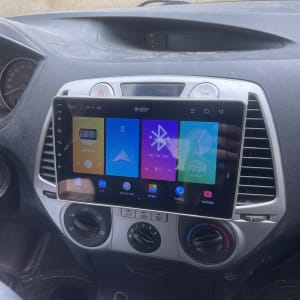 מסך מולטימדיה ברכב עם אפליקציות שונות