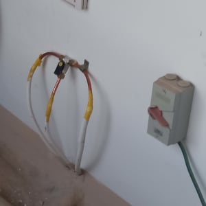 צינורות גז עם חיבורים על קיר לבן