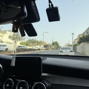 מערכת ניווט ומצלמה ברכב עם נוף רחוב