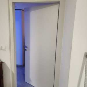 דלת לבנה פתוחה בחדר פנימי