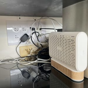 נתב אינטרנט עם כבלים מחוברים ושקעי חשמל