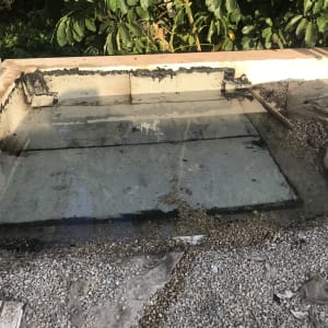 בריכה קטנה עם איטום זפת על הקירות