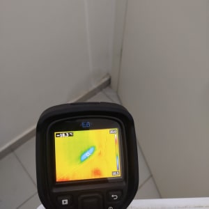 מד חום תרמי מציג אזור קר על קיר פנימי