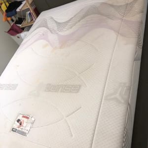 מזרן עם כתמים על מיטה, קשור לניקוי ספות