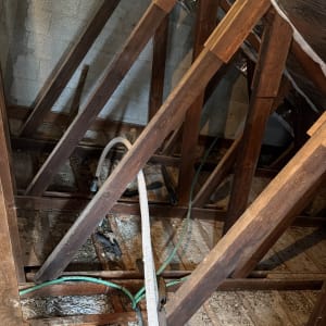 צינורות ומבנה עץ בעליית גג