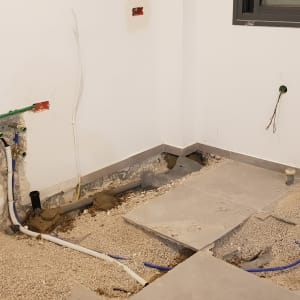 צינורות מים וחשמל בקיר ובקרקע