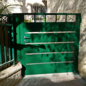 שער ירוק עם מסגרת מתכת ודלתות מתכת