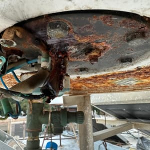 חיבורים חשמליים חלודים עם חוטים חשופים ומחברים