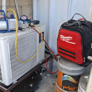 יחידת מיזוג אוויר עם כלי עבודה ותיק Milwaukee.