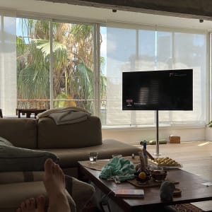 סלון עם טלוויזיה, שולחן, כלים וחפצים שונים