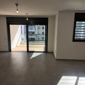 רצפה נקייה עם אור טבעי בחדר ריק