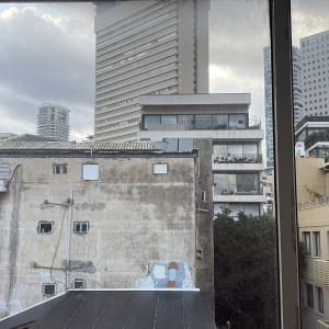 נוף עירוני עם בניינים ותריסים סגורים