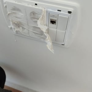 שקע רשת בקיר עם כיסוי קרוע