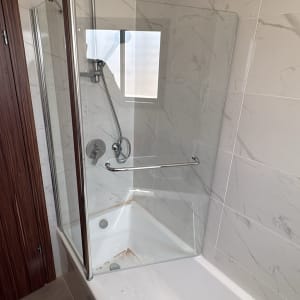 אמבטיה עם דלת זכוכית ומקלחת