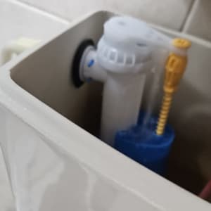 מיכל הדחה עם חלקים פנימיים של אסלה