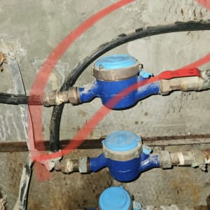 מד מים כחול עם צינורות וחיבורים