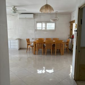 חדר אוכל עם שולחן וכיסאות מעץ, מאוורר תקרה ומזגן